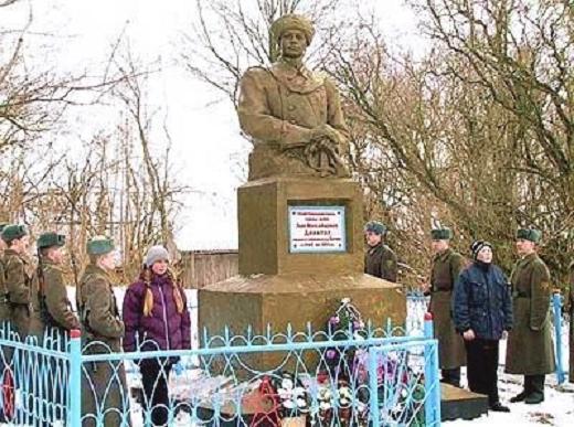 memorial-to-general-lev-mikhailovich-dovator-in-his-home-village-of-khotino-in-byelorussia.jpg