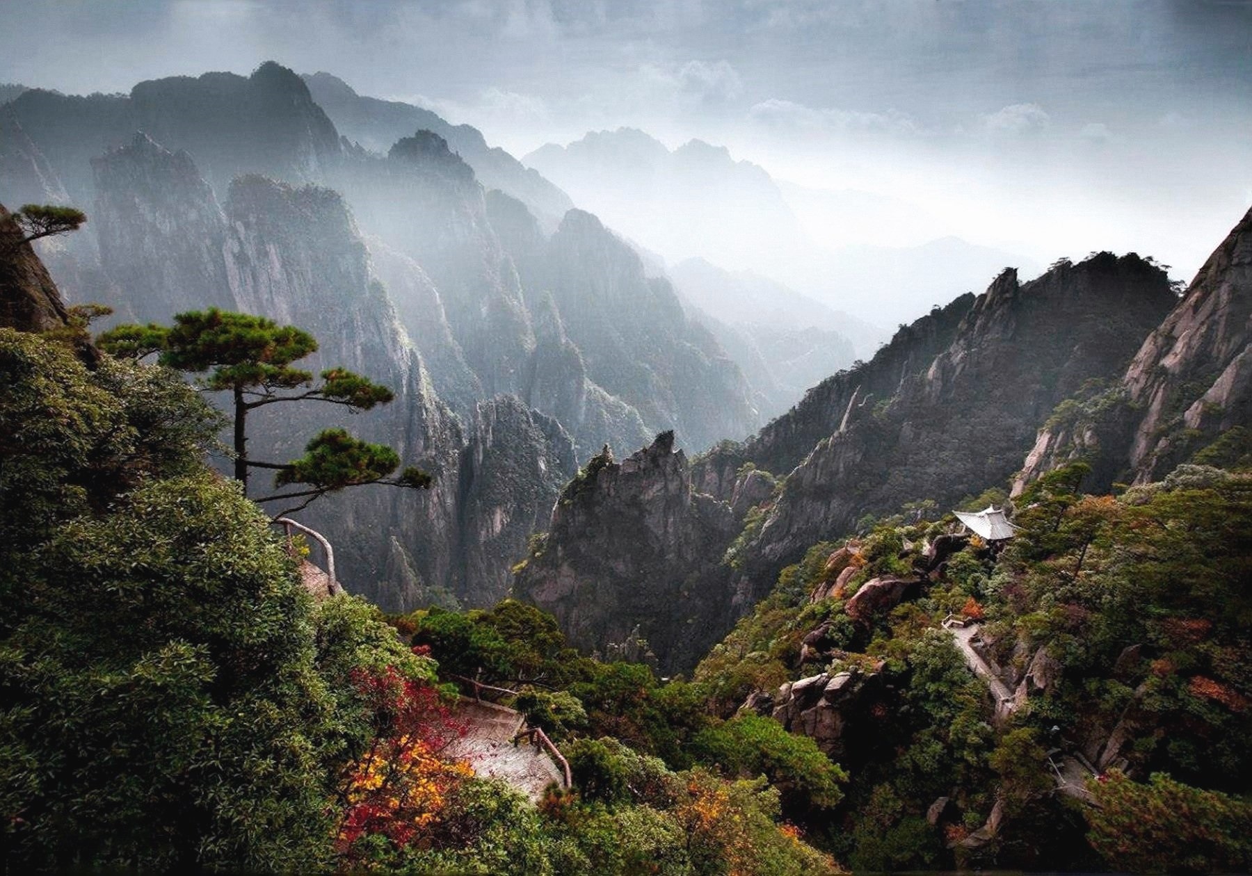 00 Mikhail Vorobyov. The mountain chain of Huangshan, China. 2015